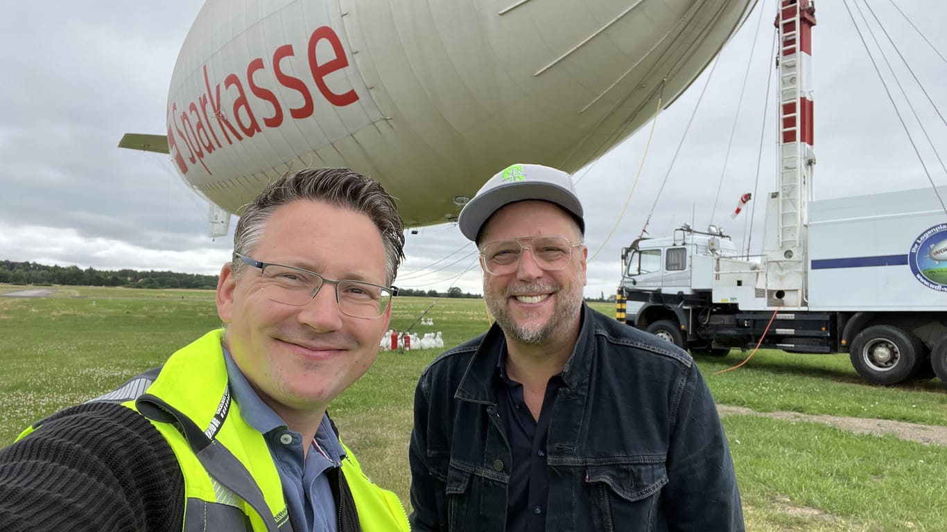 Daniel Dreier (l.) und Smudo: Nach dem Konzert in Essen stattete der Musiker dem Luftschiff Theo einen Besuch ab.