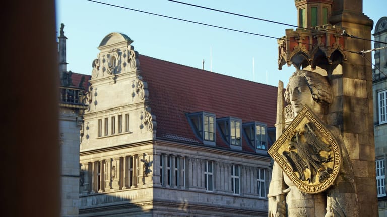 Der Bremer Roland mit dem Kontorhaus am Markt im Hintergrund: Hier soll das Stadtmusikantenhaus entstehen.