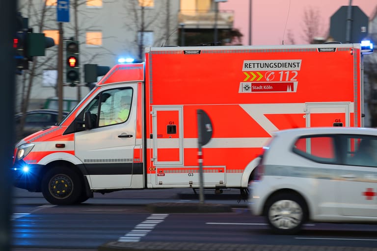 Ein Rettungswagen fährt mit Blaulicht zu einem Einsatz (Symbolbild): Teilweise müssen Intensivpatienten zur Behandlung bis nach Aachen oder Solingen gebracht werden.