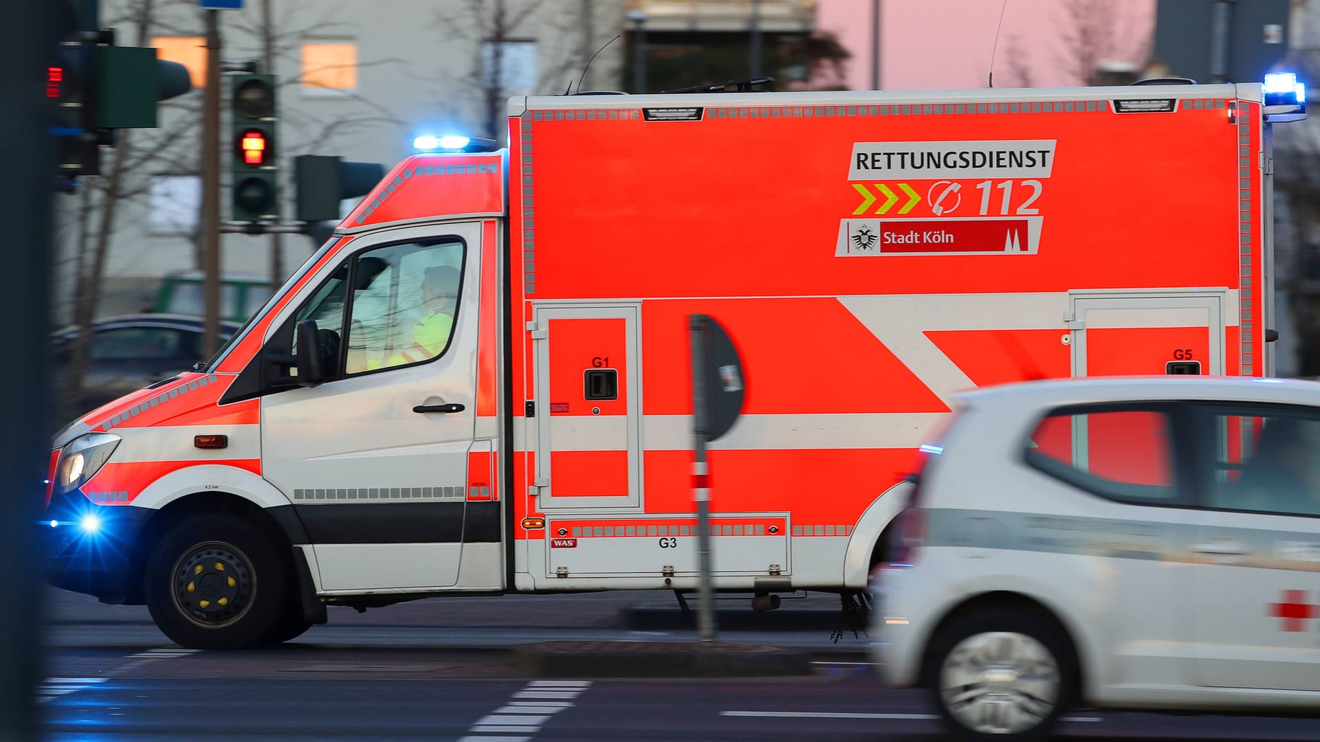 Ein Rettungswagen fährt mit Blaulicht zu einem Einsatz (Symbolbild): Teilweise müssen Intensivpatienten zur Behandlung bis nach Aachen oder Solingen gebracht werden.