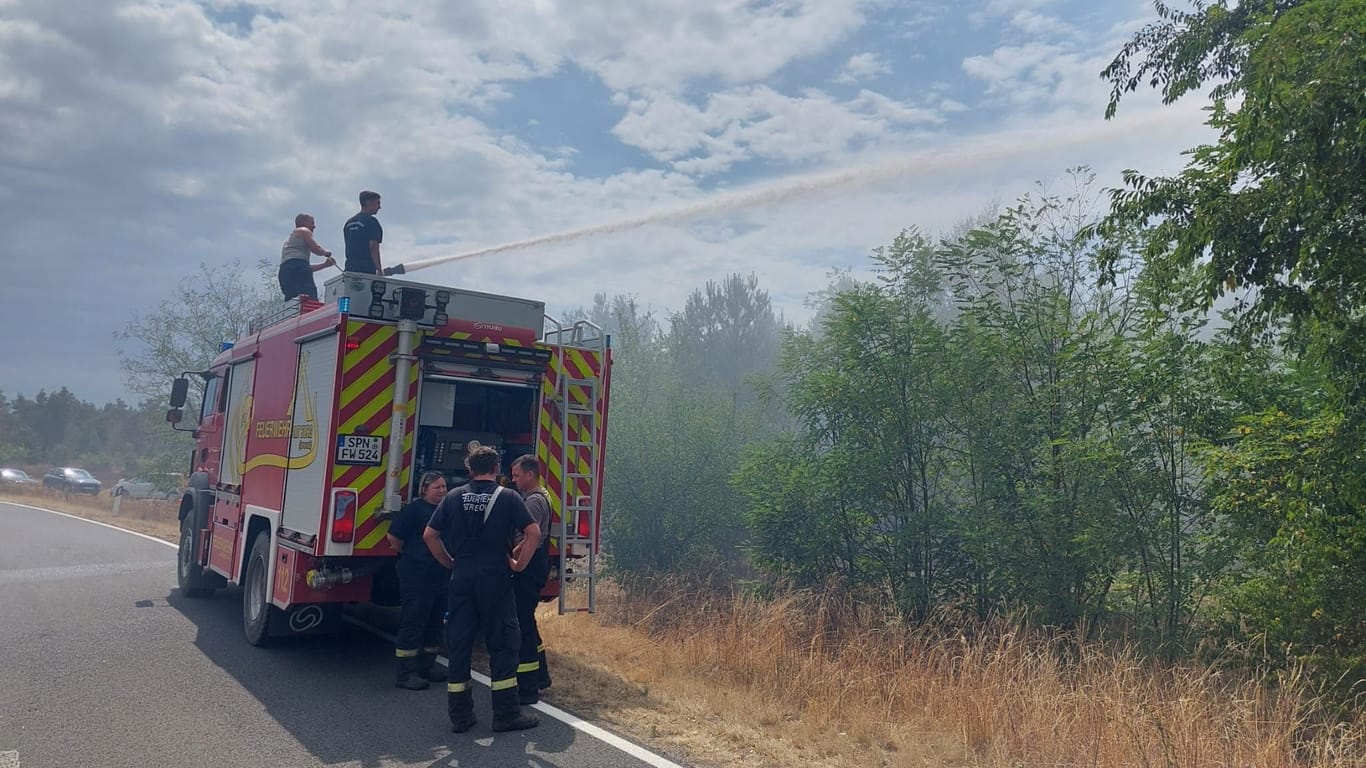 Feuerwehr am Dienstagnachmittag bei Kötten in Nordsachsen: Der Waldbrand hier wütet auf mehr als 800 Hektar.