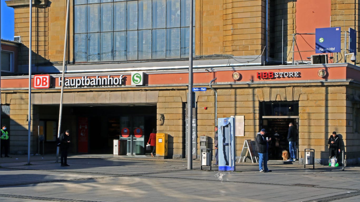 Der Hauptbahnhof von Hagen (Archivbild): Hier meldete sich der Mann nach einem vermeintlichen Angriff bei der Polizei.