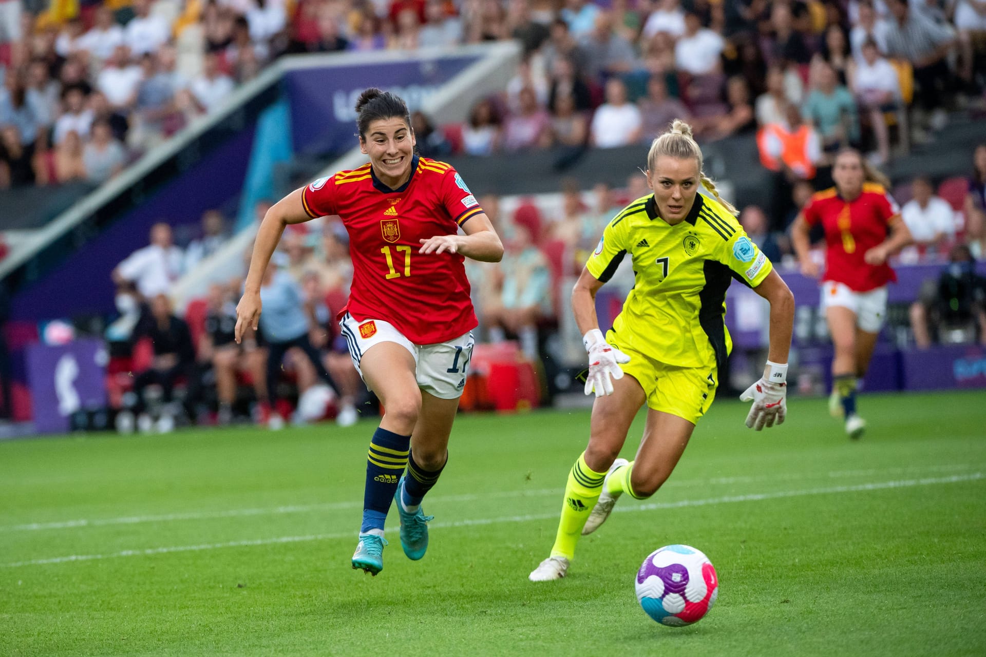 Deutschand gegen Spanien (2:0): Während Klara Bühl und Alexandra Popp effizient in der Offensive waren, stärkte DFB-Keeperin Merle Frohms ihr Team mit einer Weltklasse-Parade.