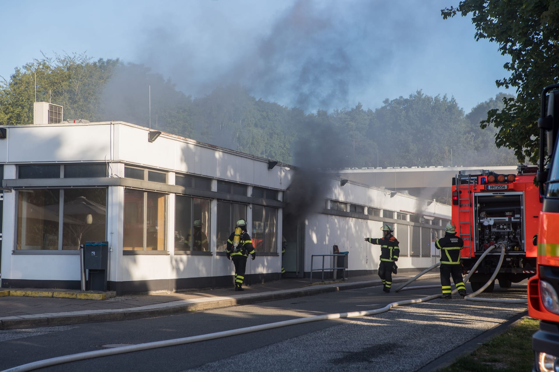 Die Feuerwehrkräfte am Einsatzort: Ein defekter Sicherungskasten löste den Brand auf der A7 bei Hamburg aus.