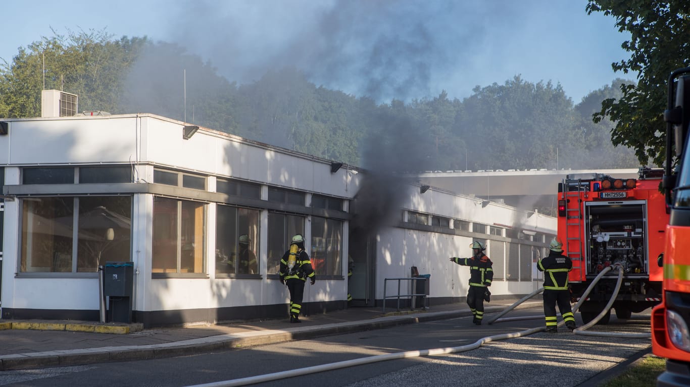 Die Feuerwehrkräfte am Einsatzort: Ein defekter Sicherungskasten löste den Brand auf der A7 bei Hamburg aus.