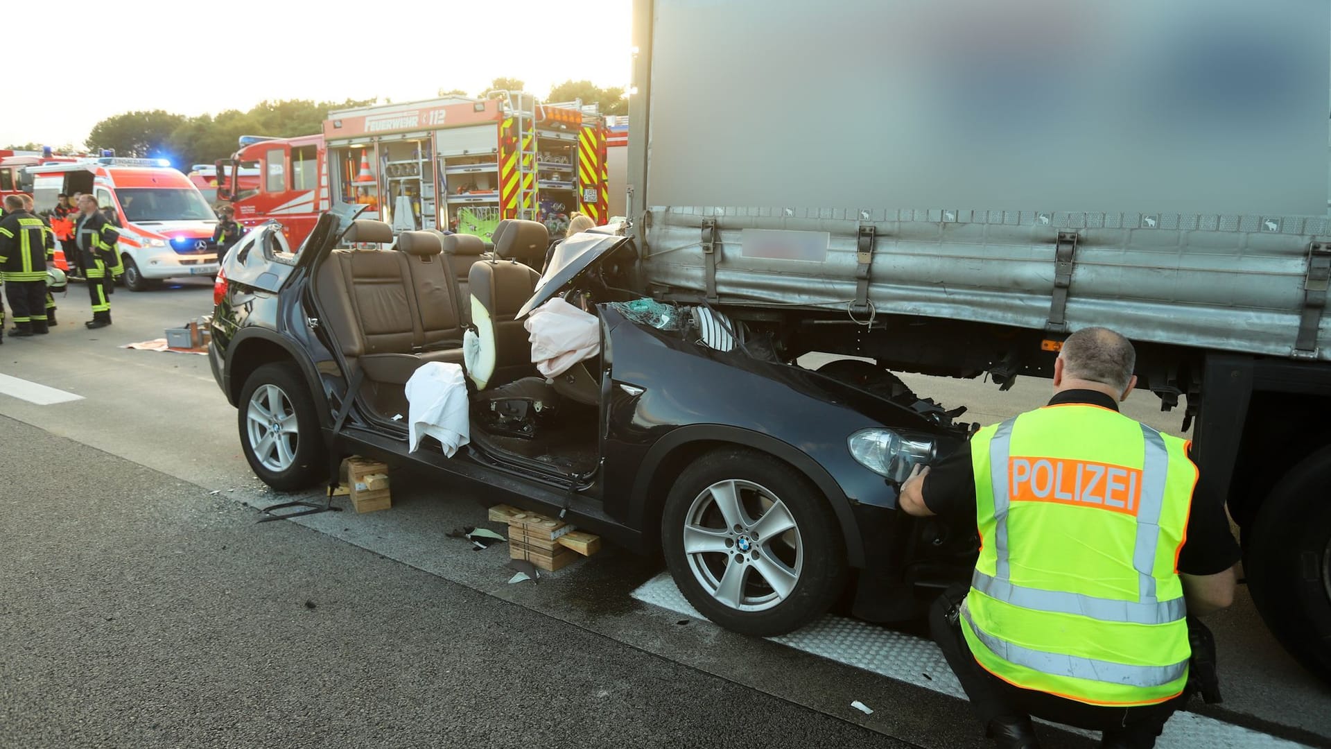 Auto kollidiert mit Sattelzug auf A1 Auto kollidiert mit Sattelzug auf A1