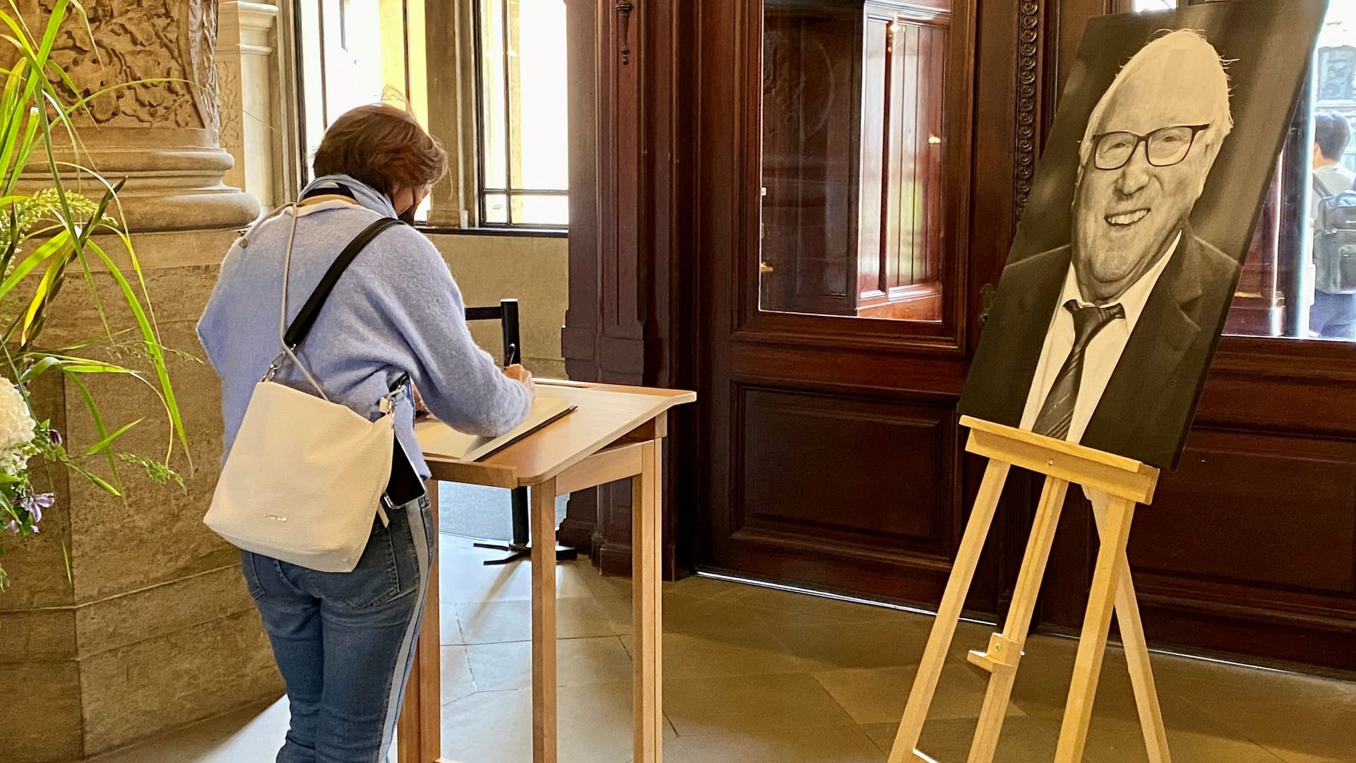Ingrid aus der Nähe von Wuppertal trägt sich ins Kondolenzbuch im Rathaus ein: Alle, die möchten, können sich dort zwischen 10 und 18 Uhr eintragen.