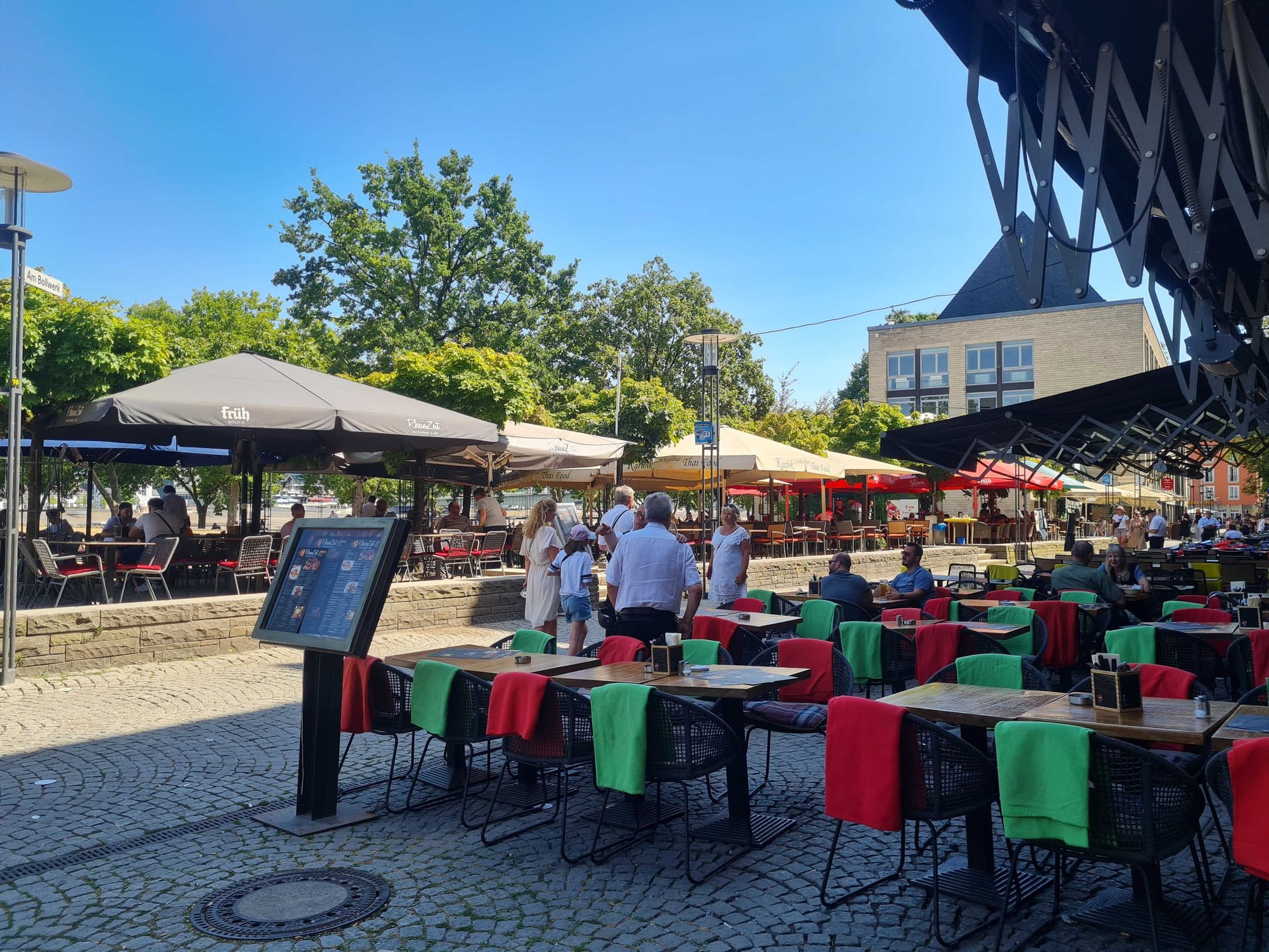 Die Gastronomie im Rheingarten: Bei annähernd 40 Grad hält es hier kaum jemand aus.