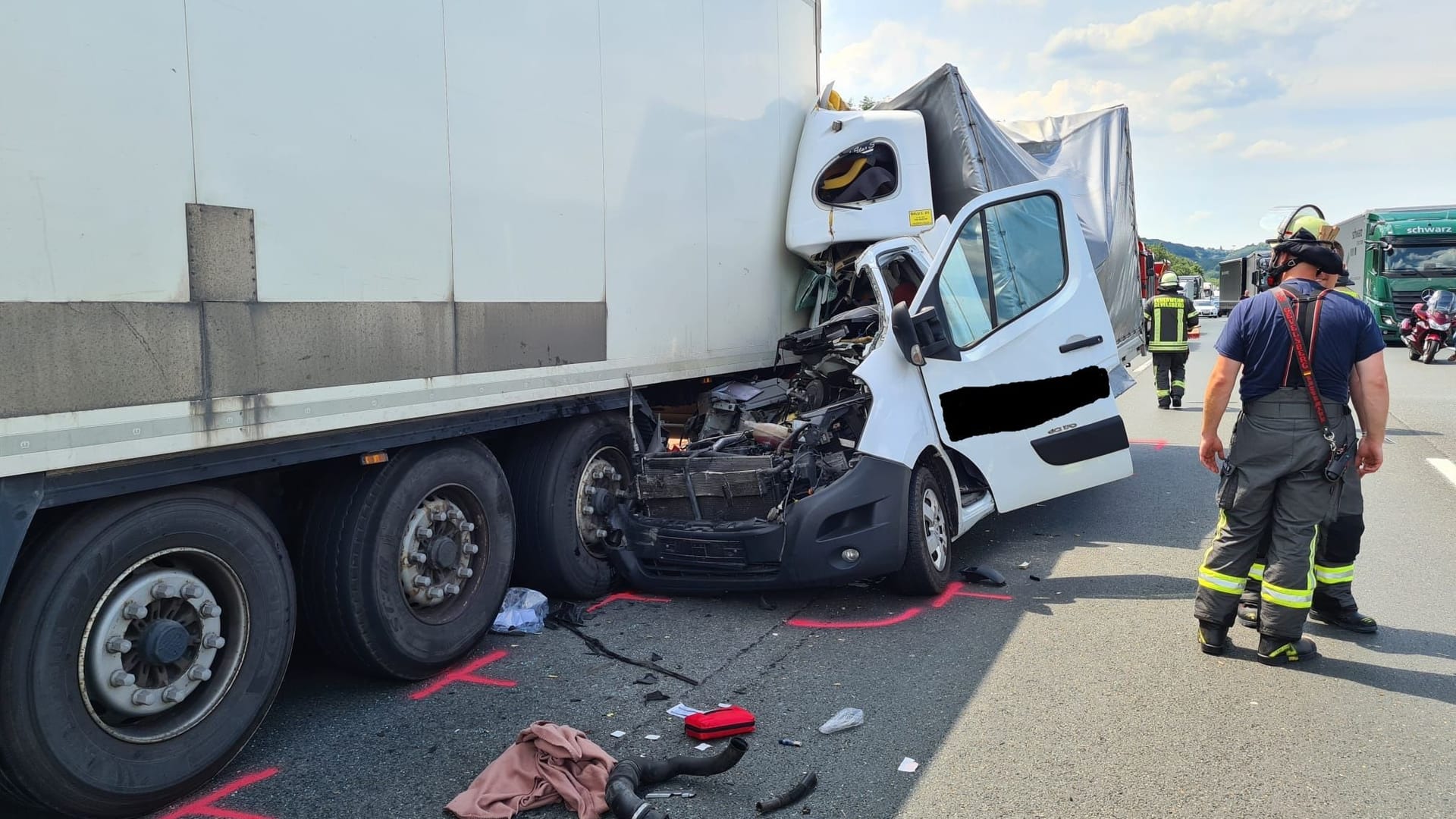 Unfall auf der A1: Der Fahrer des Transporters verletzte sich schwer. Unfall auf der A1: Der Fahrer des Transporters verletzte sich schwer.