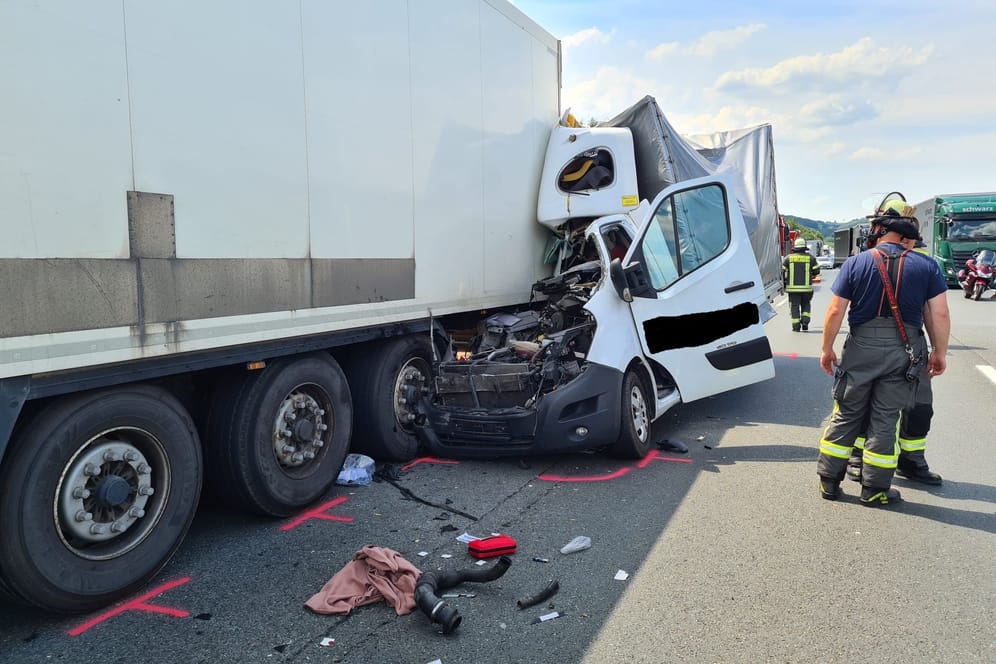 Unfall auf der A1: Der Fahrer des Transporters verletzte sich schwer.