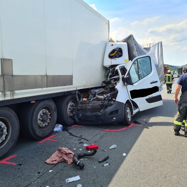 Unfall auf der A1: Der Fahrer des Transporters verletzte sich schwer.
