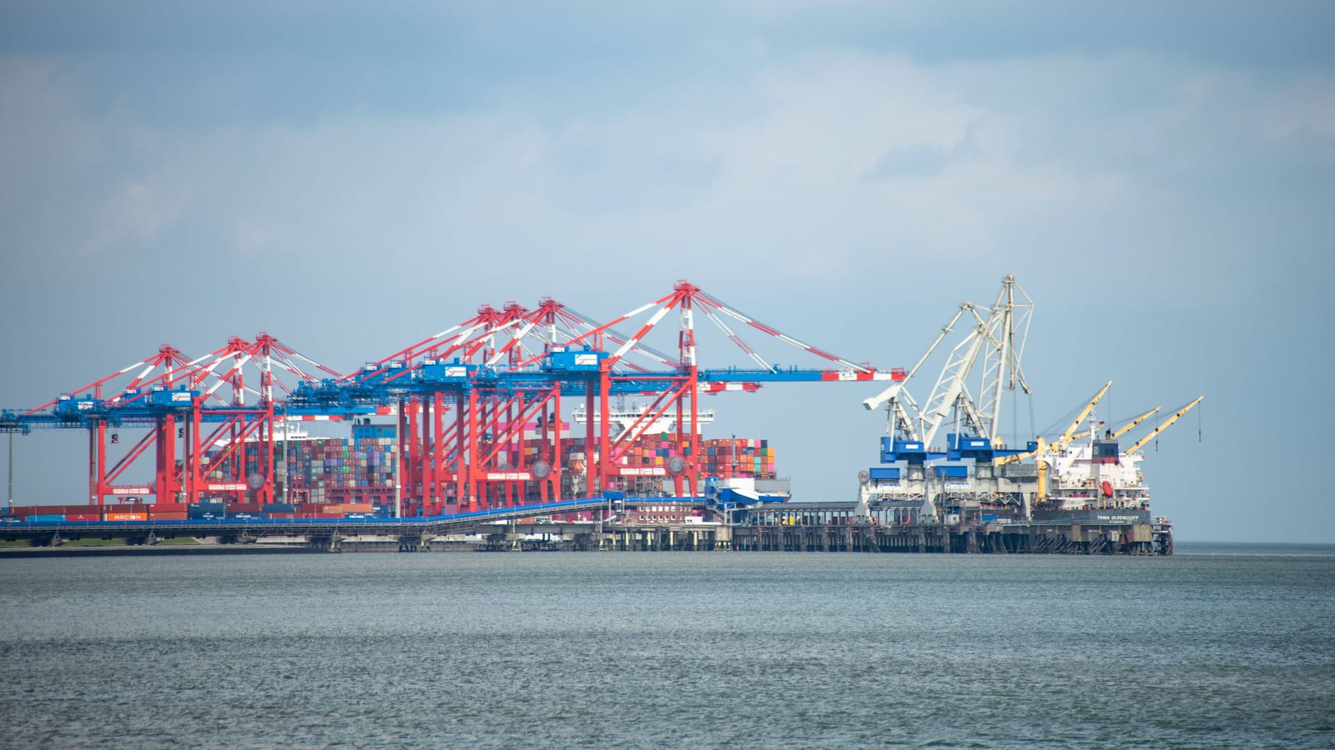 Jade-Weser-Port in Wilhelmshaven (Archivbild): Hier soll das erste LNG-Terminal Deutschlands entstehen. Jade-Weser-Port in Wilhelmshaven (Archivbild): Hier soll das erste LNG-Terminal Deutschlands entstehen.