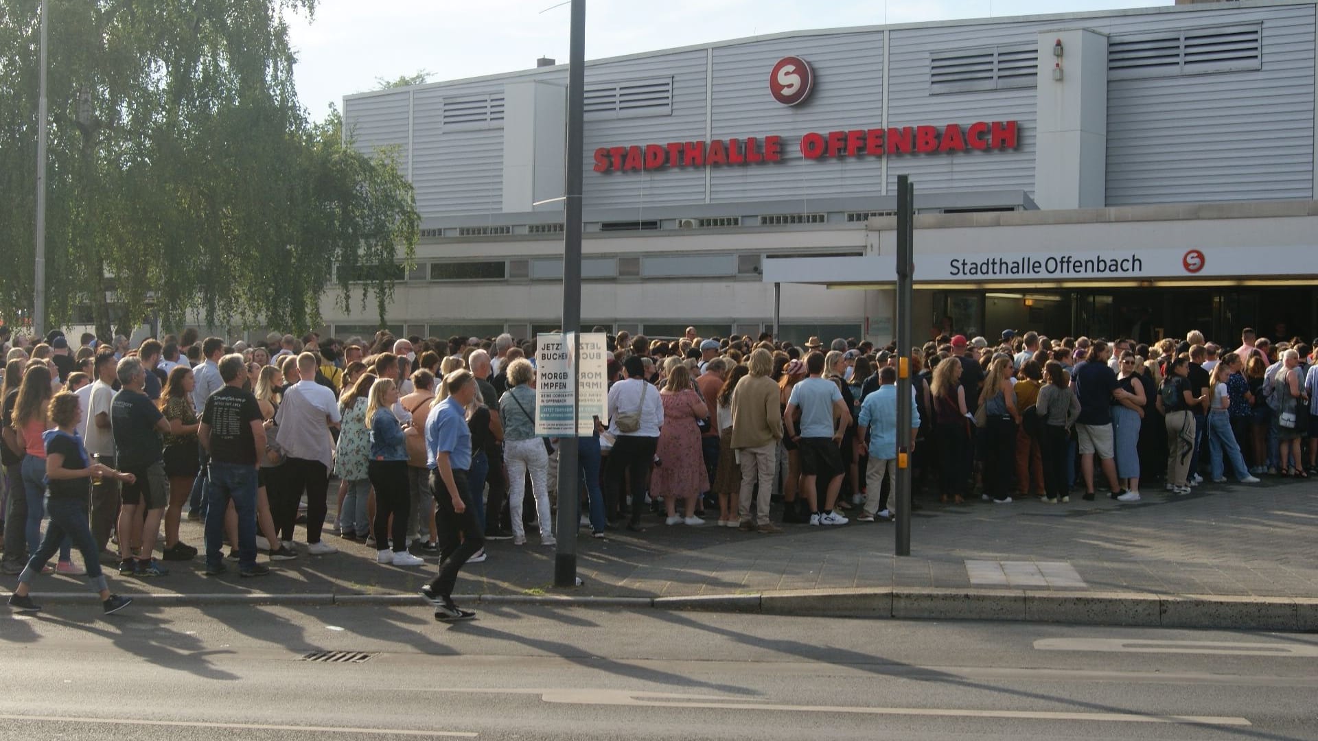 Lange Schlangen vor der Stadthalle Offenbach: Rund 3.000 Fans freuen sich auf das Konzert.