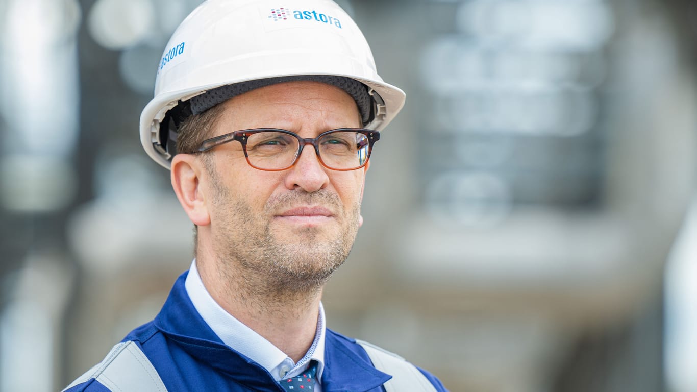 Klaus Müller besichtigt einen Gasspeicher in Rehden (Archivbild): Der Präsident der Bundesnetzagentur fordert die Deutschen zu mehr Anstrengungen beim Energiesparen auf.