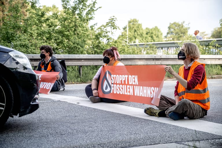 Straßenblockade der Letzten Generation (Archivfoto): In Köln kam es ab Freitagmorgen erneut zu Verkehrsbehinderungen.