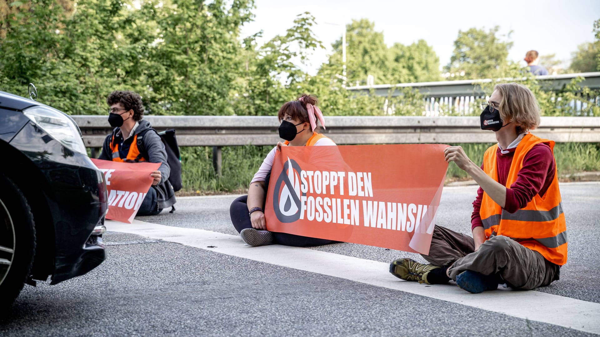 Straßenblockade der Letzten Generation (Archivfoto): In Köln kam es ab Freitagmorgen erneut zu Verkehrsbehinderungen.