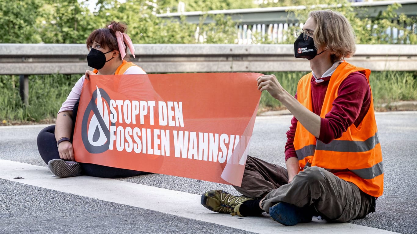 Straßenblockade der Letzten Generation (Archivfoto): In Köln kam es ab Freitagmorgen erneut zu Verkehrsbehinderungen.