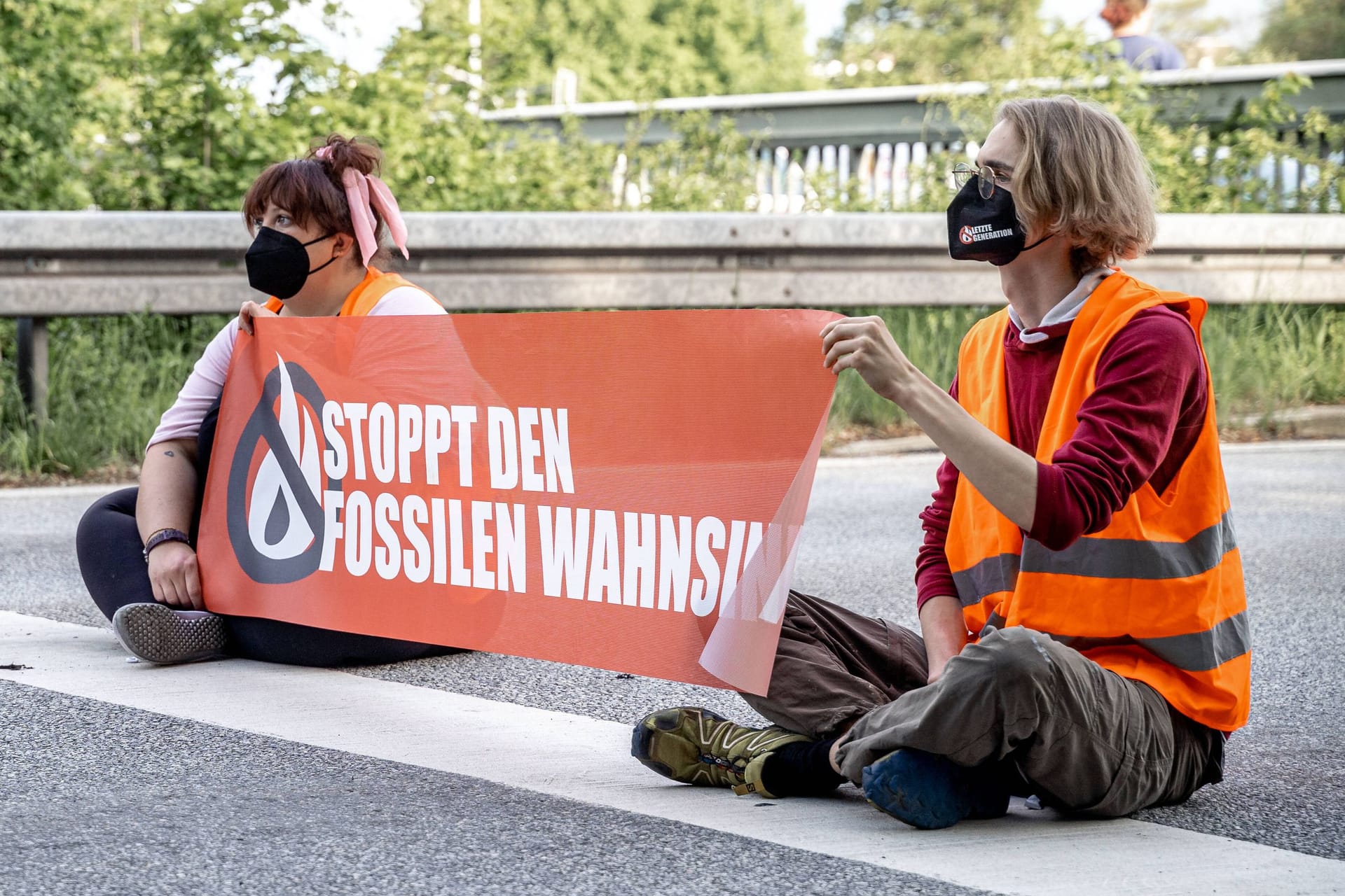 Straßenblockade der Letzten Generation (Archivfoto): In Köln kam es ab Freitagmorgen erneut zu Verkehrsbehinderungen.