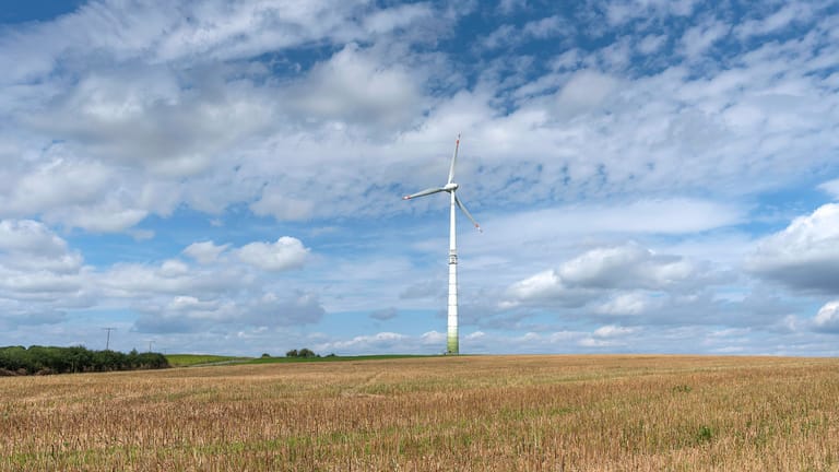 Ein Windrad allein auf weiter Flur im oberfränkischen Karsberg (Symbolbild): In Bayern und Franken kommt der Ausbau von Windkraft kaum voran.