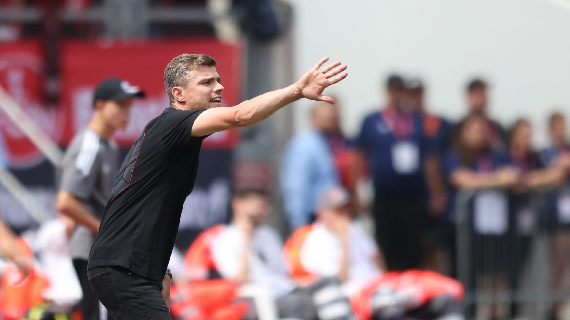 Der Nürnberger Trainer Robert Klauß steht am Spielfeldrand (Archivbild): Die Mannschaft tritt am Freitag wieder an. Der Nürnberger Trainer Robert Klauß steht am Spielfeldrand (Archivbild): Die Mannschaft tritt am Freitag wieder an.