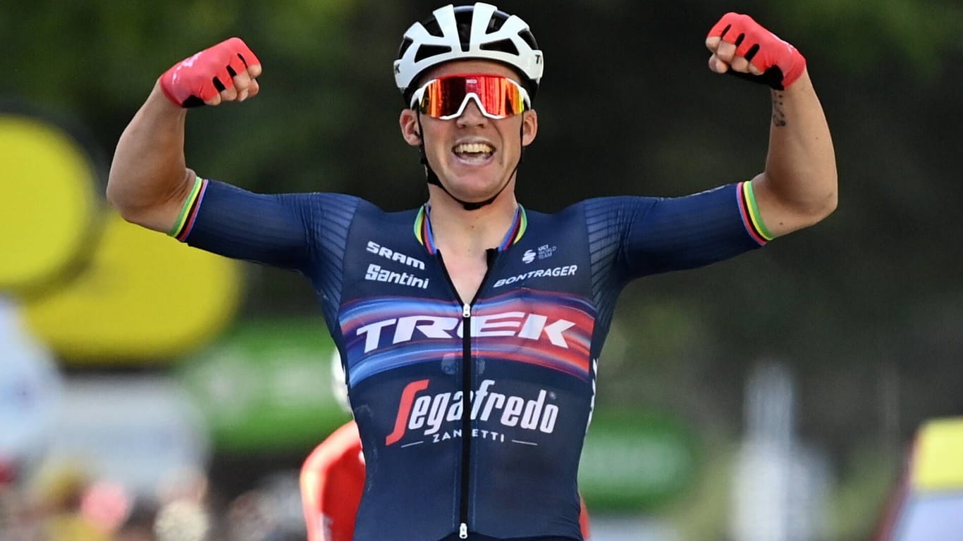 Siegreich: Mads Pedersen feiert seinen Sieg bei der 13. Etappe der Tour 2022.