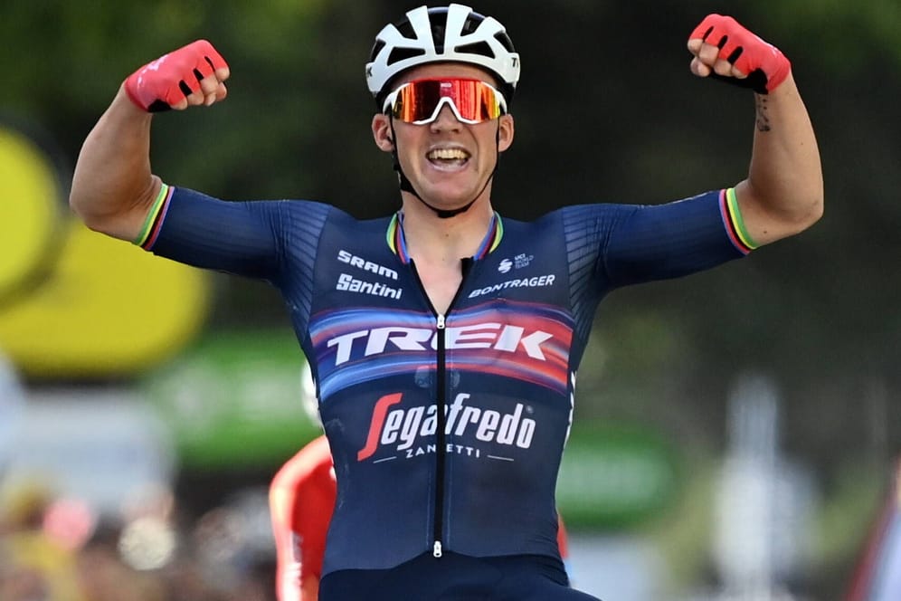 Siegreich: Mads Pedersen feiert seinen Sieg bei der 13. Etappe der Tour 2022.