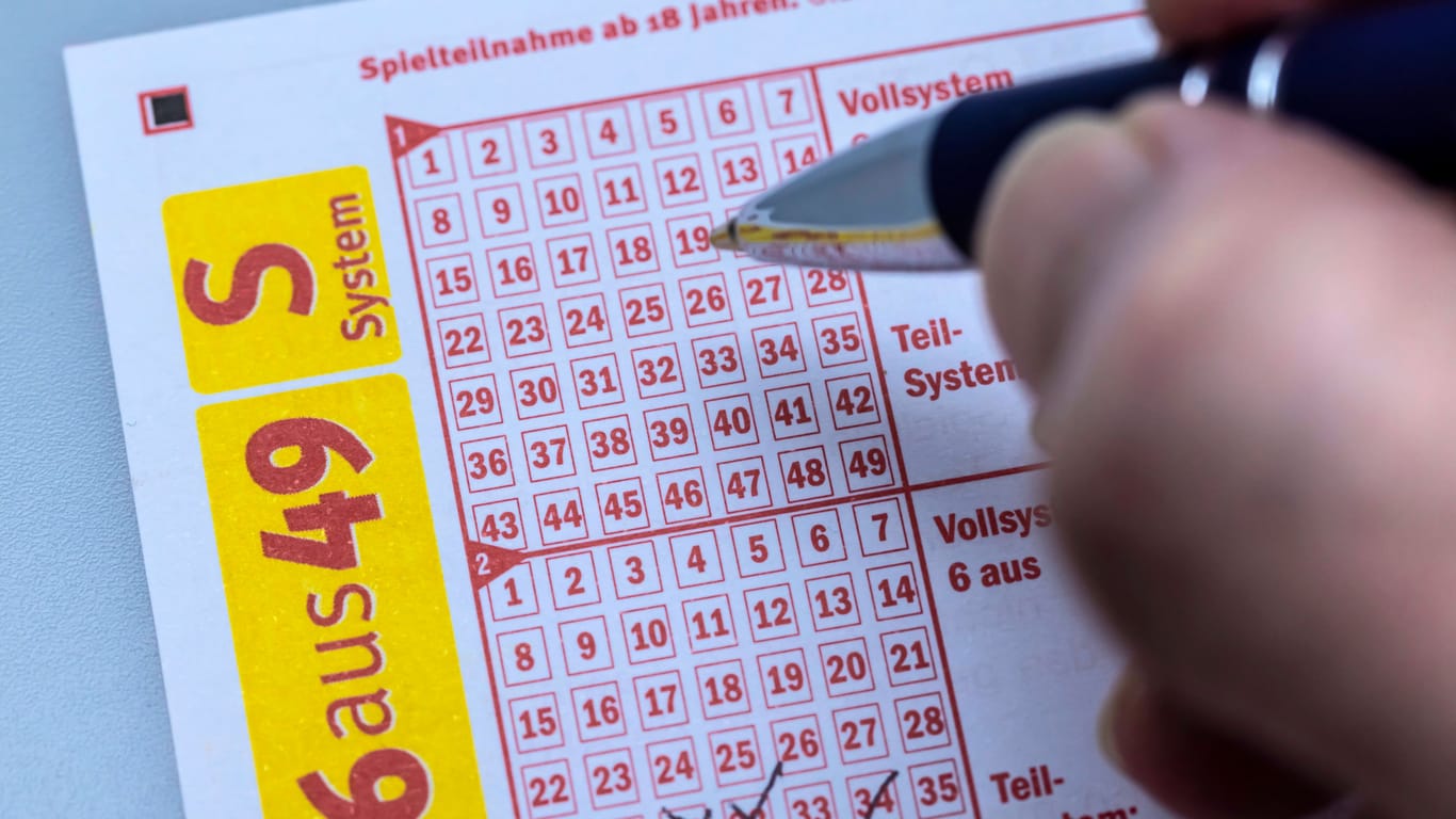 Ein Lottoschein wird ausgefüllt (Symbolbild): In Brandenburg wird ein Millionen-Gewinner gesucht.