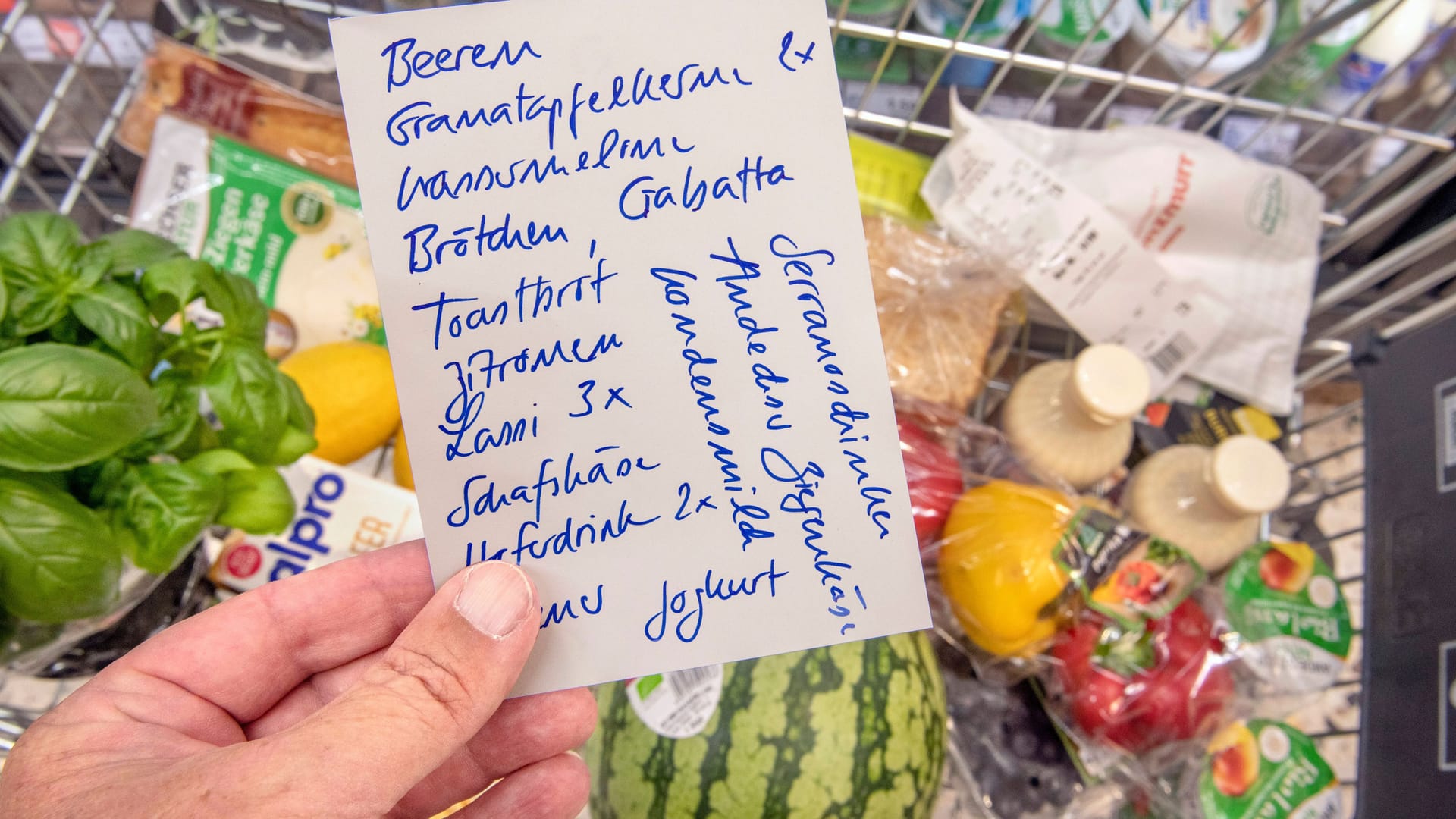 Stehen auf dem Einkaufszettel Pflanzendrinks statt Kuhmilch, wird es teurer. Das liegt aktuell auch an der höheren Mehrwertsteuer, die auf Milchersatzprodukte erhoben wird.