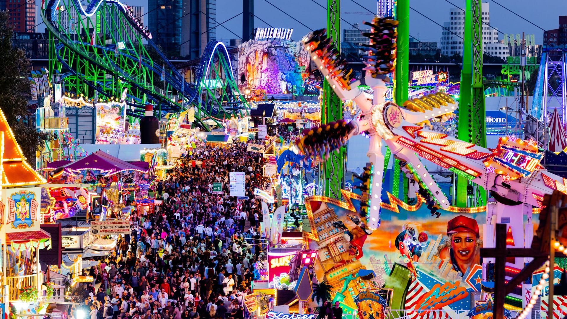 Besucher laufen über die Rheinkirmes: Vier Millionen Gäste werden hier erwartet. Besucher laufen über die Rheinkirmes: Vier Millionen Gäste werden hier erwartet.