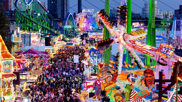 Besucher laufen über die Rheinkirmes: Vier Millionen Gäste werden hier erwartet.
