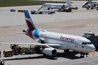 Eine Maschine von Eurowings steht am Stuttgarter Airport: Bis Jahresende werden rund sechs Millionen Passagiere erwartet.