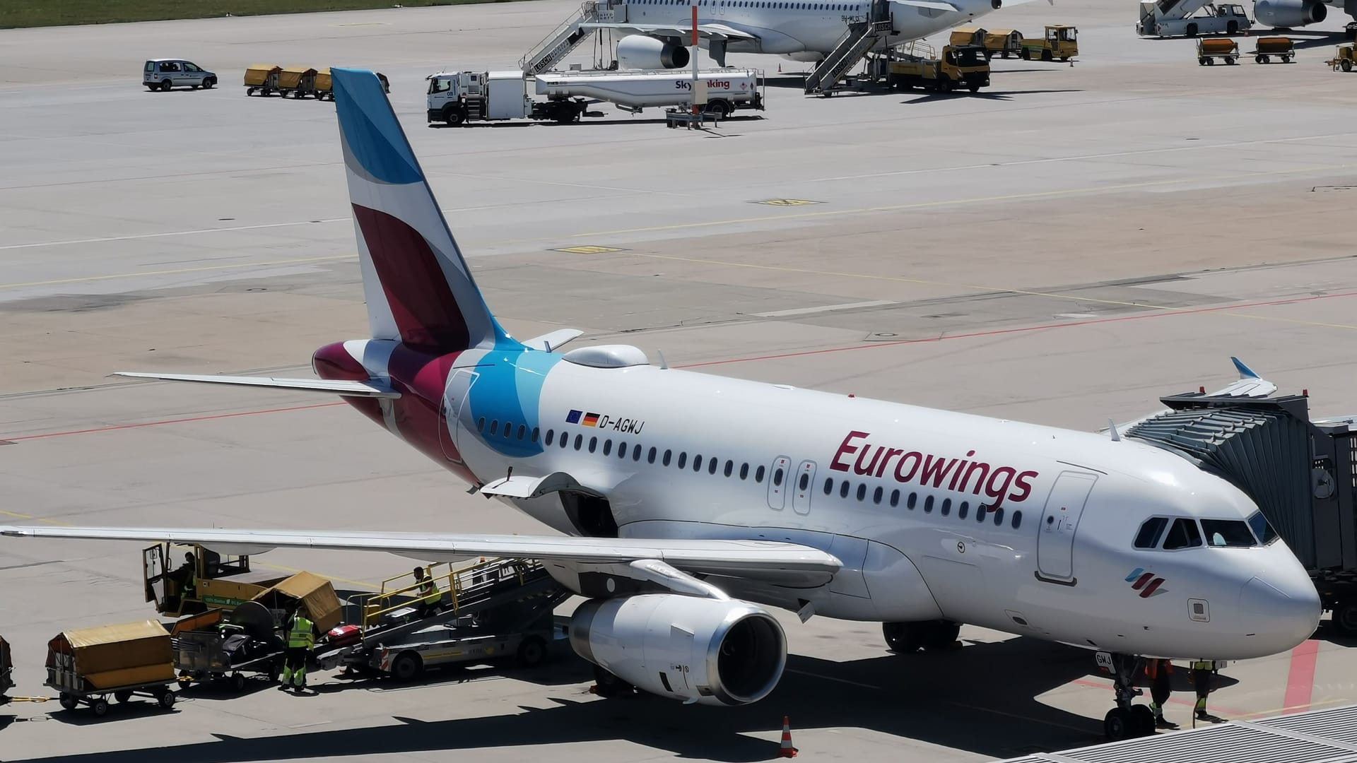 Eine Maschine von Eurowings steht am Stuttgarter Airport: Bis Jahresende werden rund sechs Millionen Passagiere erwartet. Eine Maschine von Eurowings steht am Stuttgarter Airport: Bis Jahresende werden rund sechs Millionen Passagiere erwartet.