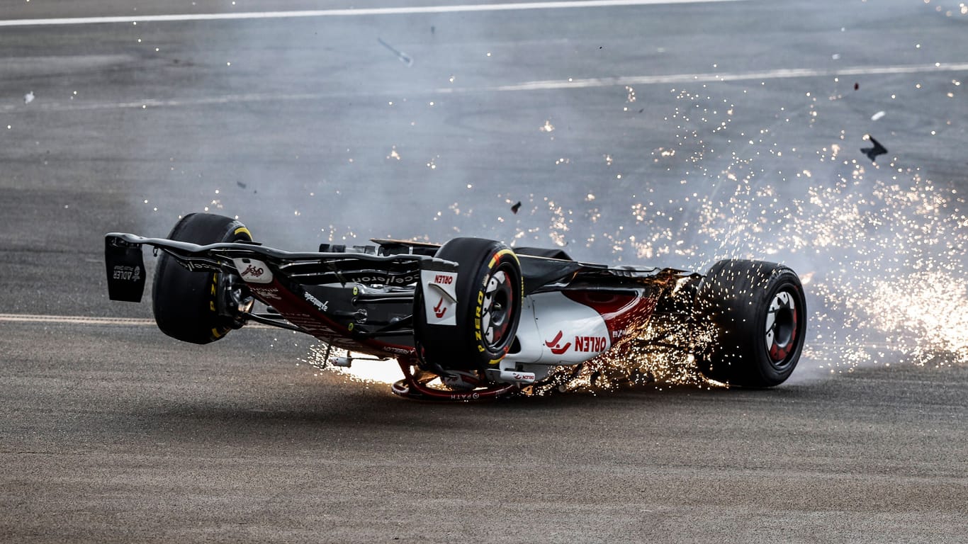 Zhou Guanyu während des Rennens in Silverstone: Sein Wagen überschlug sich auf der Strecke.