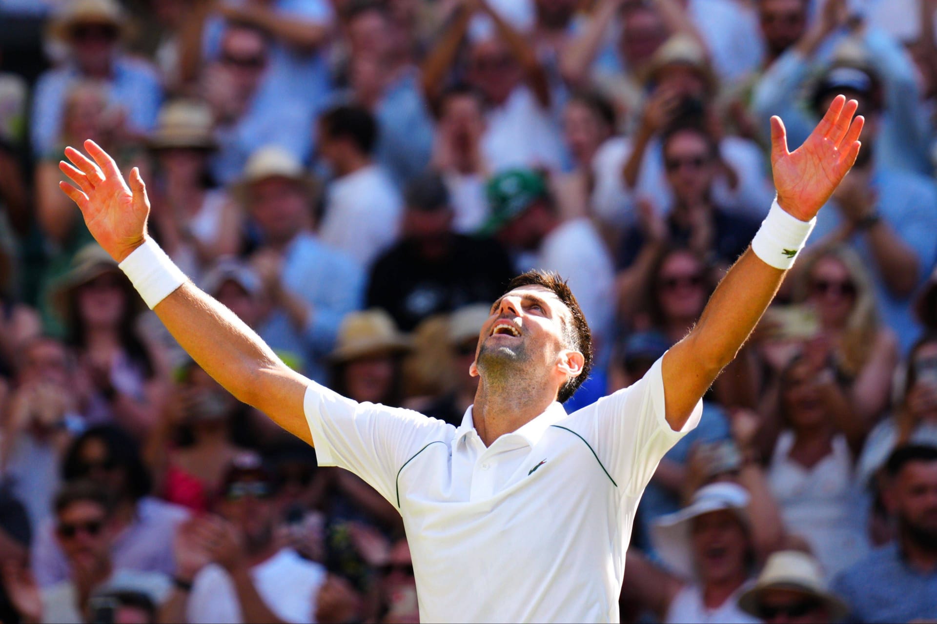 Novak Djokovic freut sich über seinen insgesamt siebten Wimbledon-Titel. Im Finale besiegte er Nick Kyrgios.