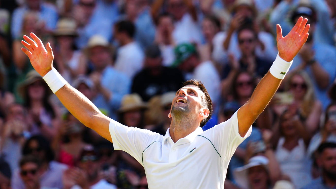 Novak Djokovic freut sich über seinen insgesamt siebten Wimbledon-Titel. Im Finale besiegte er Nick Kyrgios.