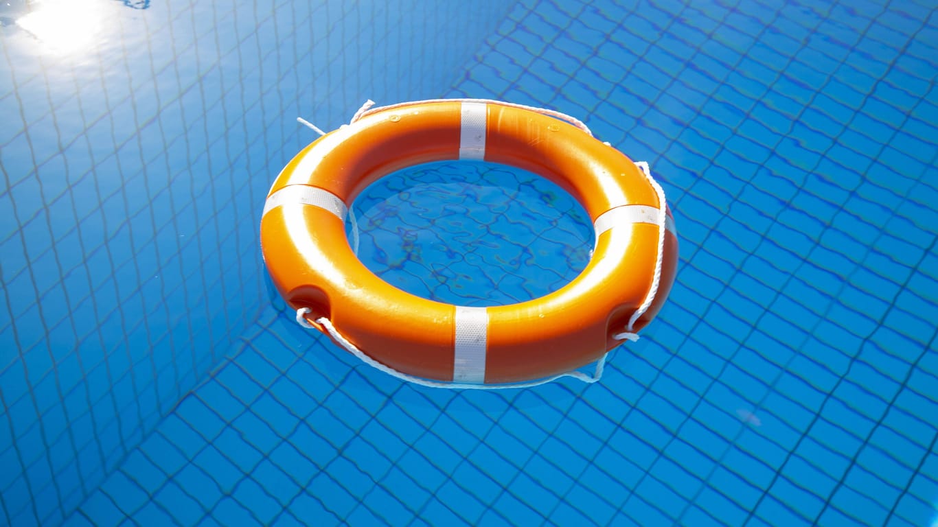 Ein Rettungsring in einem Schwimmbecken (Symbolbild): Ein Elfjähriger trieb plötzlich bewusstlos in einem Freibadbecken.
