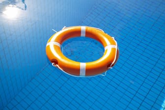 Ein Rettungsring in einem Schwimmbecken (Symbolbild): Ein Elfjähriger trieb plötzlich bewusstlos in einem Freibadbecken.