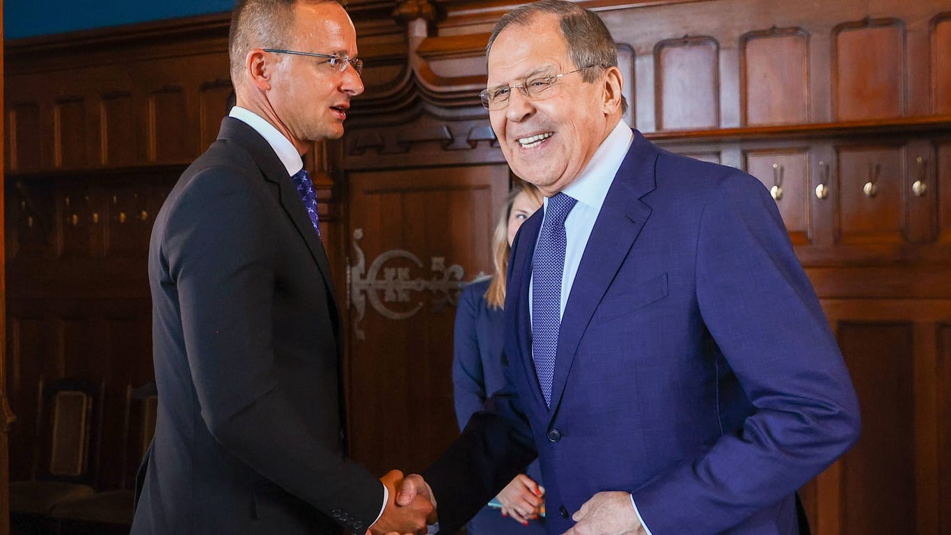 Ungarns Außenminister Peter Szijjarto beim Handshake mit seinem russischen Amtskollegen Sergej Lawrow.