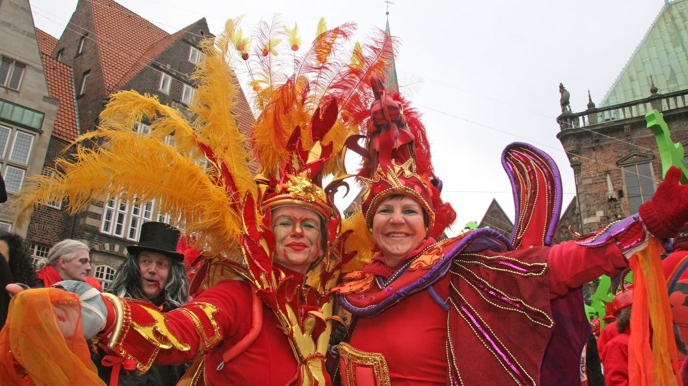 Kostümierte Teilnehmer auf dem Marktplatz: Bremen feiert Samba-Karneval.