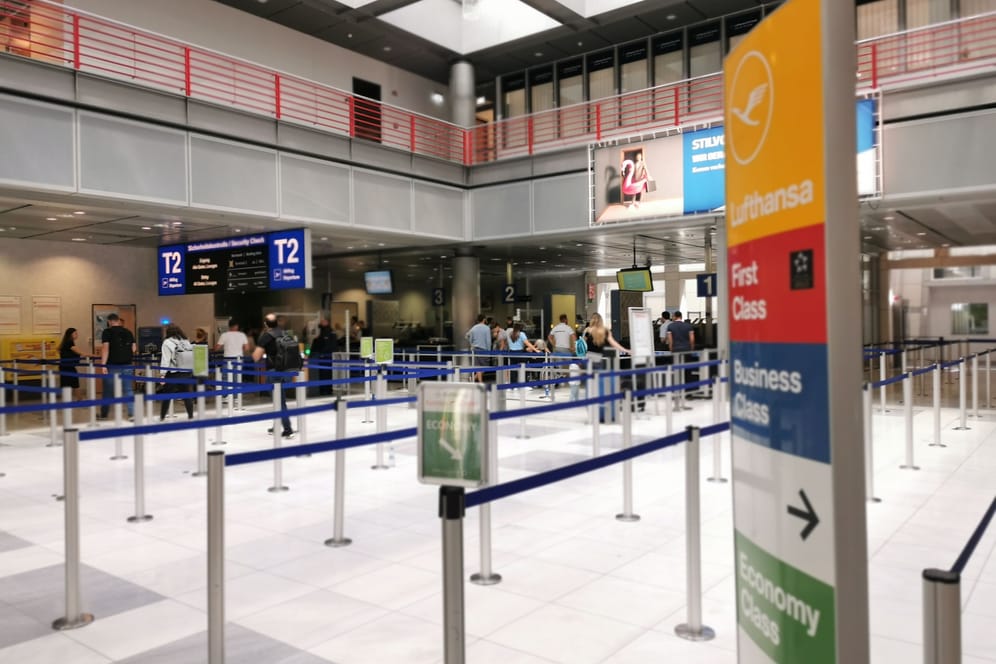 Check-In-Bereich am Stuttgarter Flughafen: Bis zu 18 Prozent mehr Gehalt sollen Angestellte bekommen, die am Check-In arbeiten.