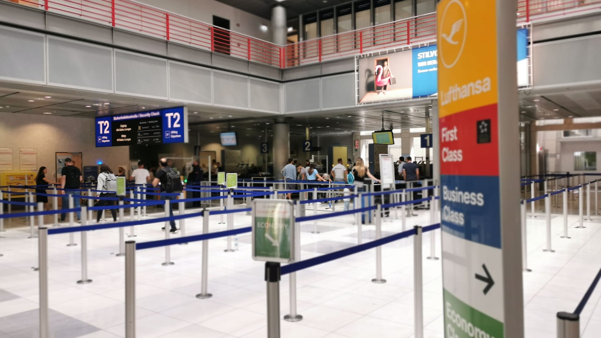 Check-In-Bereich am Stuttgarter Flughafen: Bis zu 18 Prozent mehr Gehalt sollen Angestellte bekommen, die am Check-In arbeiten. Check-In-Bereich am Stuttgarter Flughafen: Bis zu 18 Prozent mehr Gehalt sollen Angestellte bekommen, die am Check-In arbeiten.