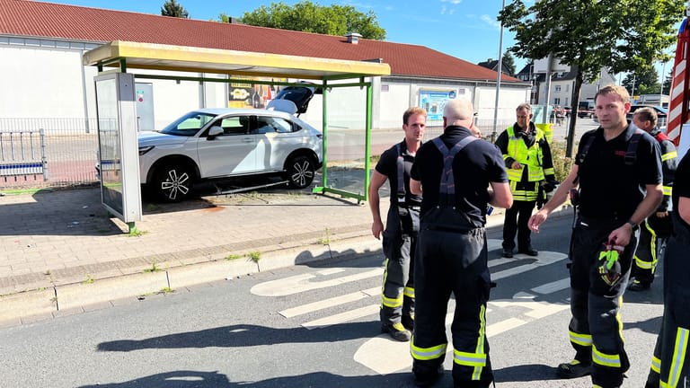 Der Unfallort: Der SUV überrollte das Opfer, als dieses zwischen Supermarktzaun und Bushaltestelle unterwegs war.