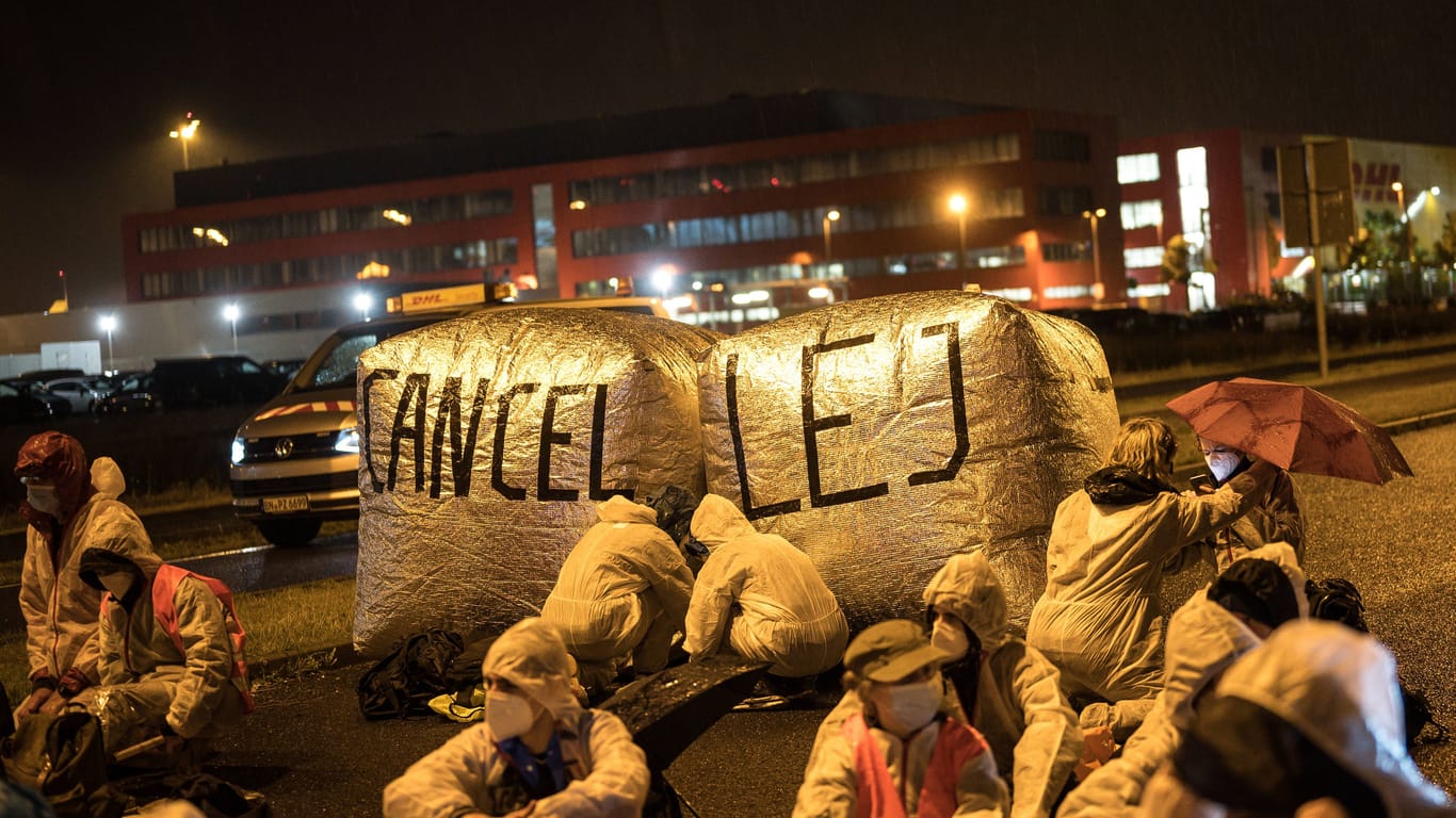 "Cancel LEJ", also "Stopp den Flughafen Leipzig/Halle" steht auf einer Blockade (Archivbild): Bereits im letzten Jahr hatte es Proteste gegeben.