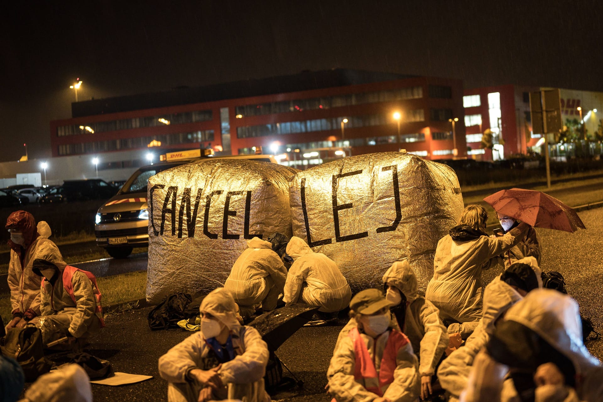 "Cancel LEJ", also "Stopp den Flughafen Leipzig/Halle" steht auf einer Blockade (Archivbild): Bereits im letzten Jahr hatte es Proteste gegeben.