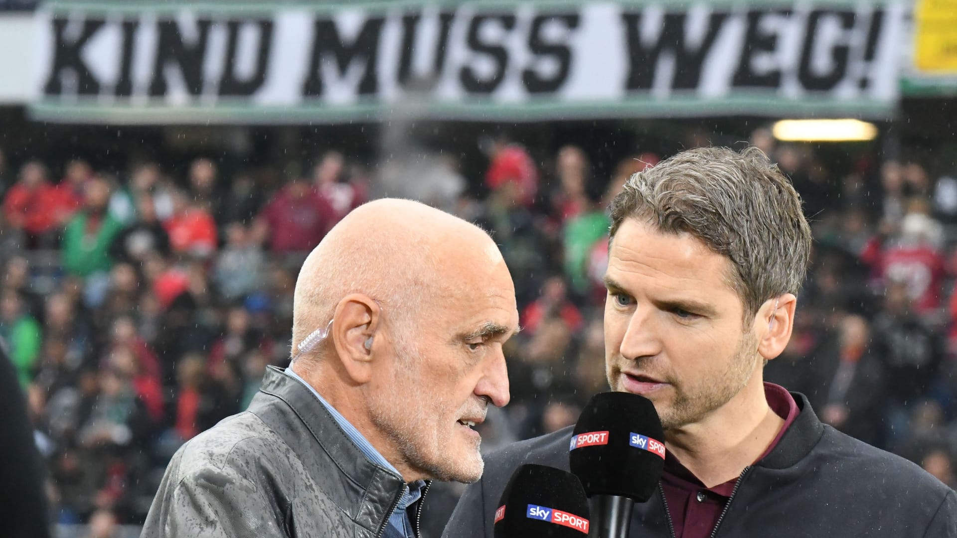 Hannover 96-Geschäftsführer Martin Kind (l), vor einem Spiel (Archivbild): Am Mittwoch hat der Stammverein seine Abberufung bekannt gegeben.