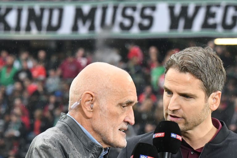 Hannover 96-Geschäftsführer Martin Kind (l), vor einem Spiel (Archivbild): Am Mittwoch hat der Stammverein seine Abberufung bekannt gegeben.