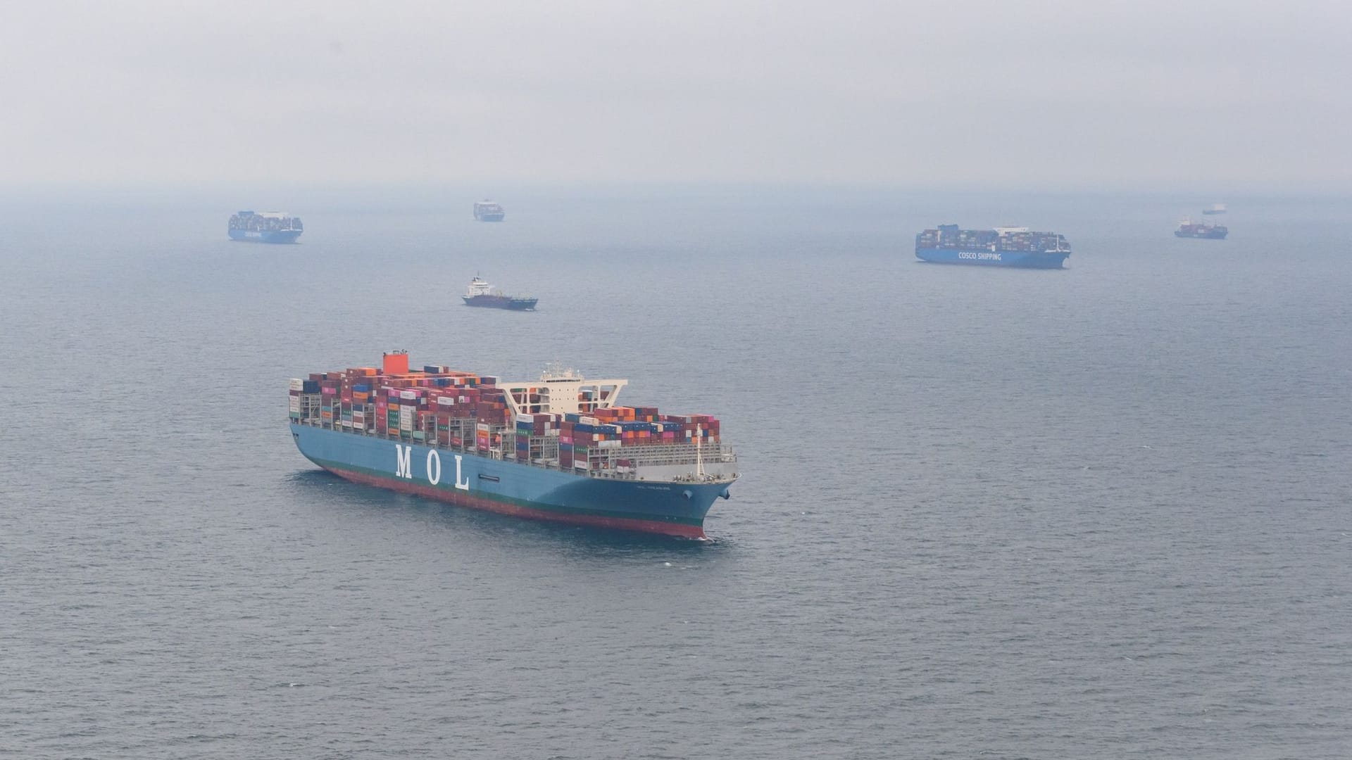 Wartende Containerschiffe in der Deutschen Bucht Wartende Containerschiffe in der Deutschen Bucht