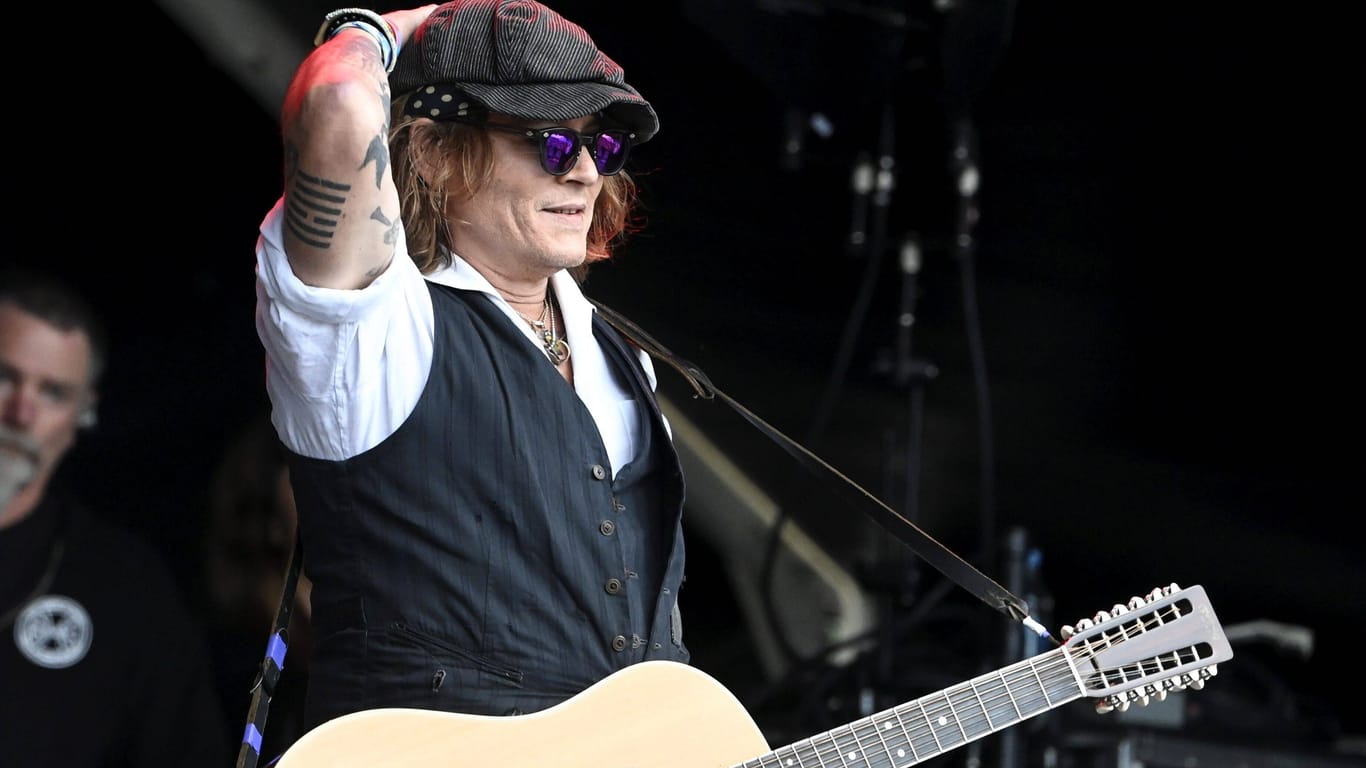 Johnny Depp im Juni beim Blues Festival in Helsinki: Gemeinsam mit Gitarren-Legende Jeff Beck tourt der Schauspieler durch Europa.