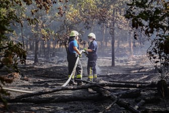 Feuerwehrleute beim Löschen der Flammen: Es wird Brandstiftung vermutet.