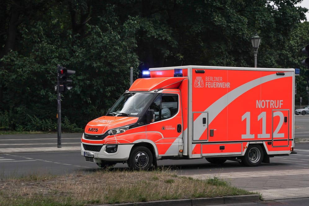 Ein Rettungswagen der Berliner Feuerwehr (Symbolbild): Immer wieder arbeiten die Beamten im Ausnahmezustand.